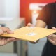 Как активировать кредитную карту,  доставленную на дом?